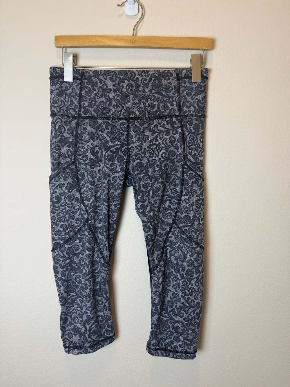 Lululemon Outrun Crop 17 Inch Size 6 Mini Cinder Lace White Black Mesh Leggings